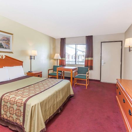 Super 8 By Wyndham Bakersfield/Central Exterior photo