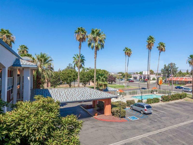 Super 8 By Wyndham Bakersfield/Central Exterior photo