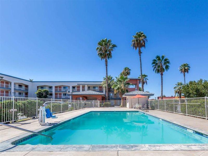 Super 8 By Wyndham Bakersfield/Central Exterior photo
