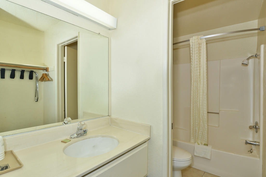 Super 8 By Wyndham Bakersfield/Central Room photo