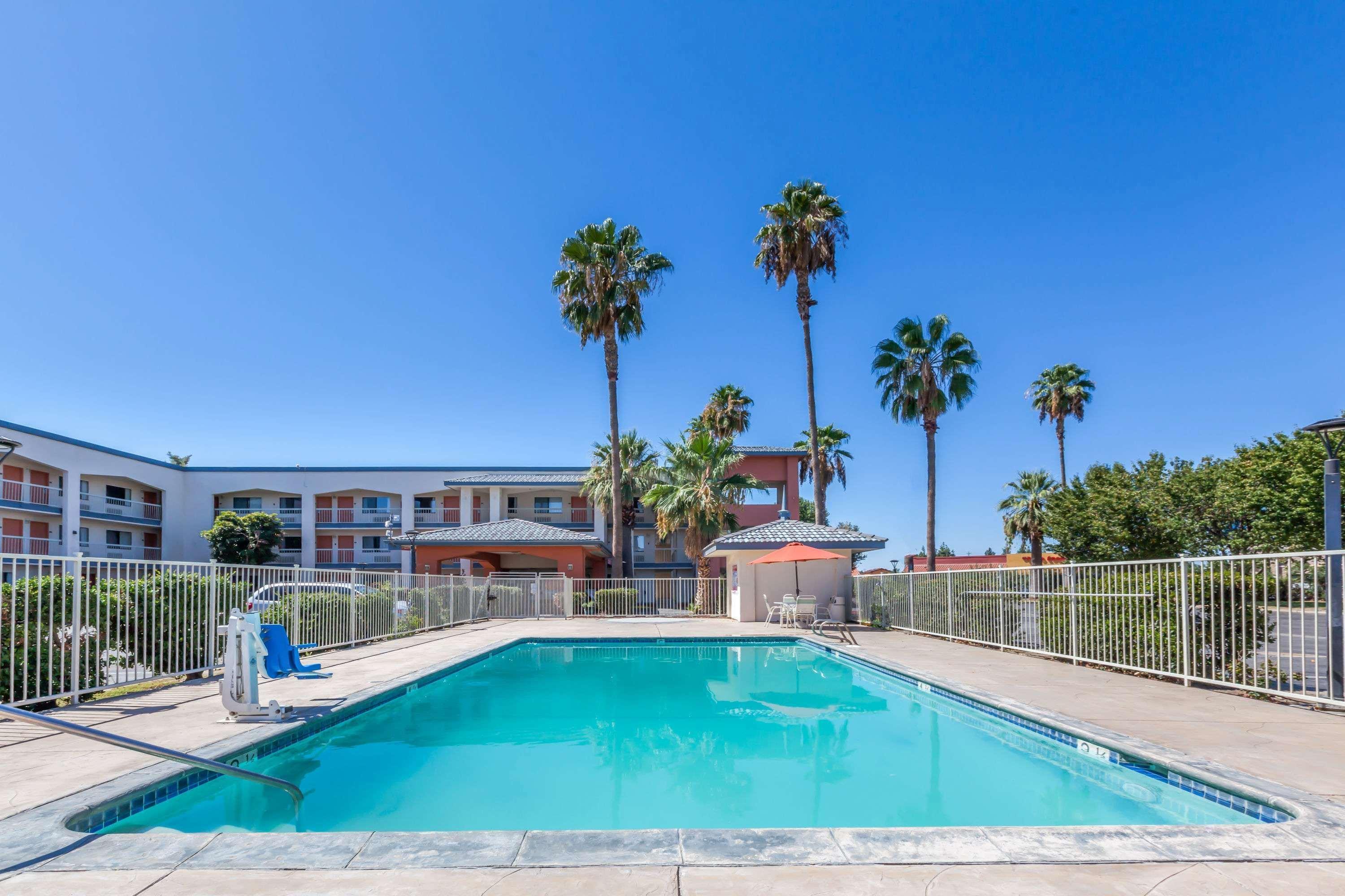 Super 8 By Wyndham Bakersfield/Central Hotel Exterior photo