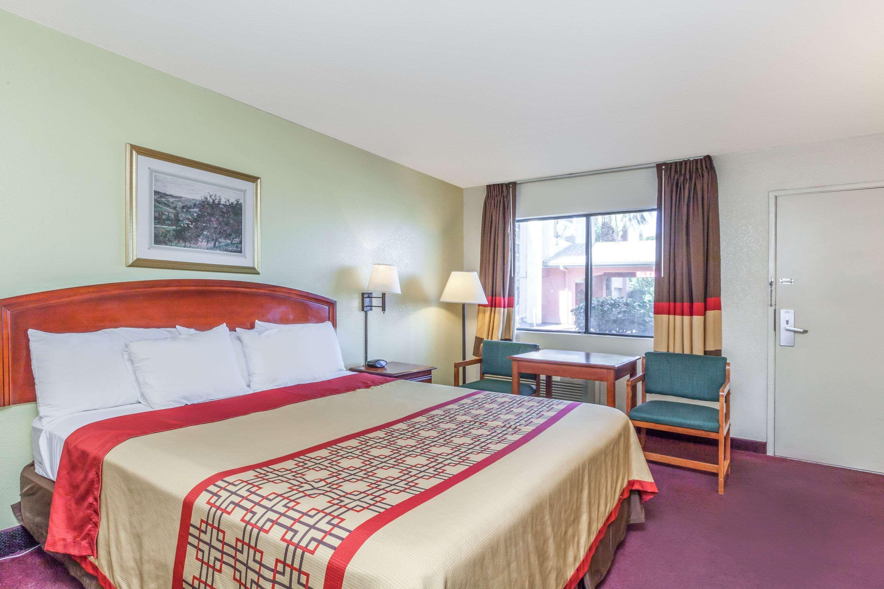 Super 8 By Wyndham Bakersfield/Central Exterior photo