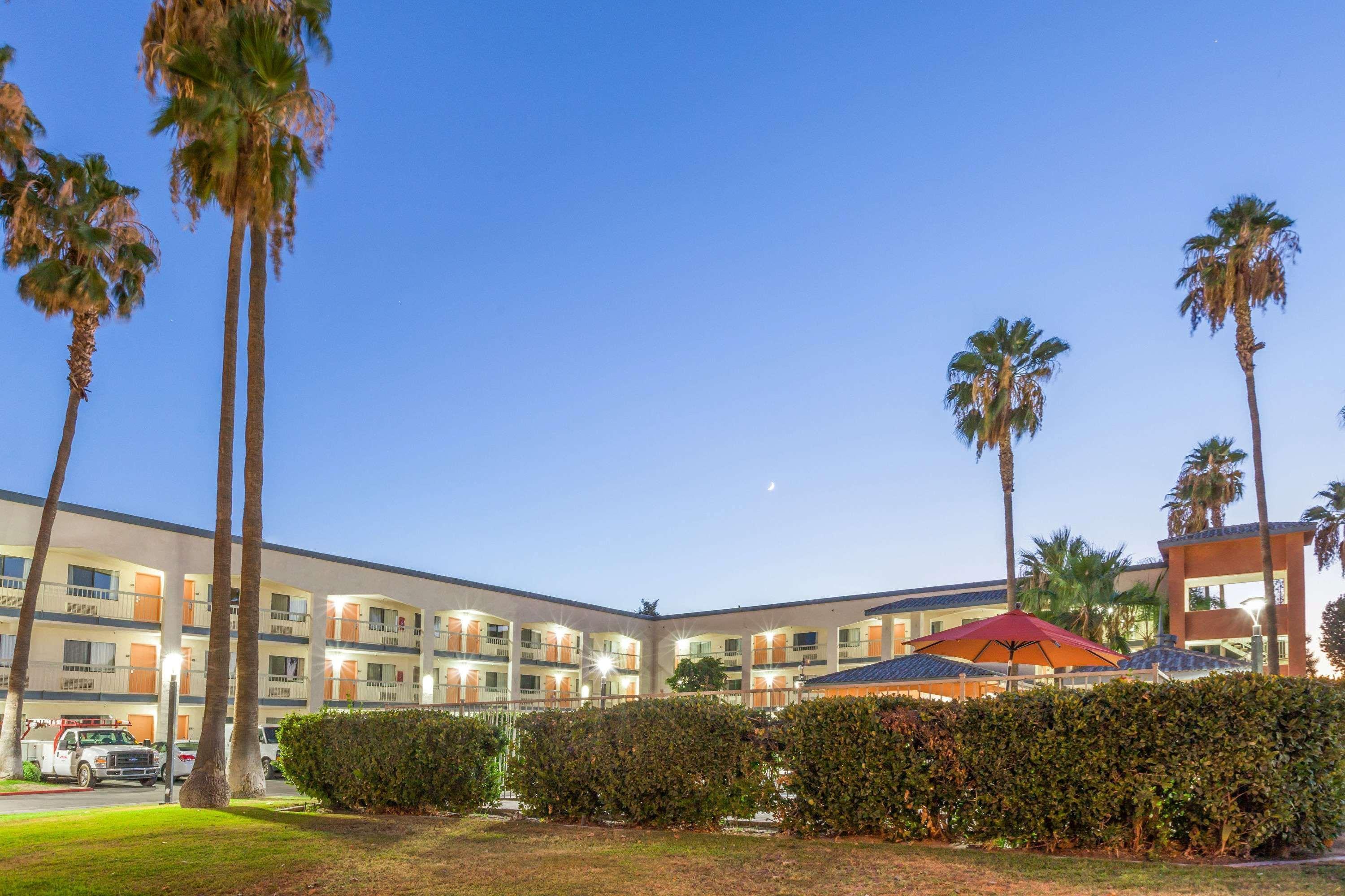 Super 8 By Wyndham Bakersfield/Central Hotel Exterior photo