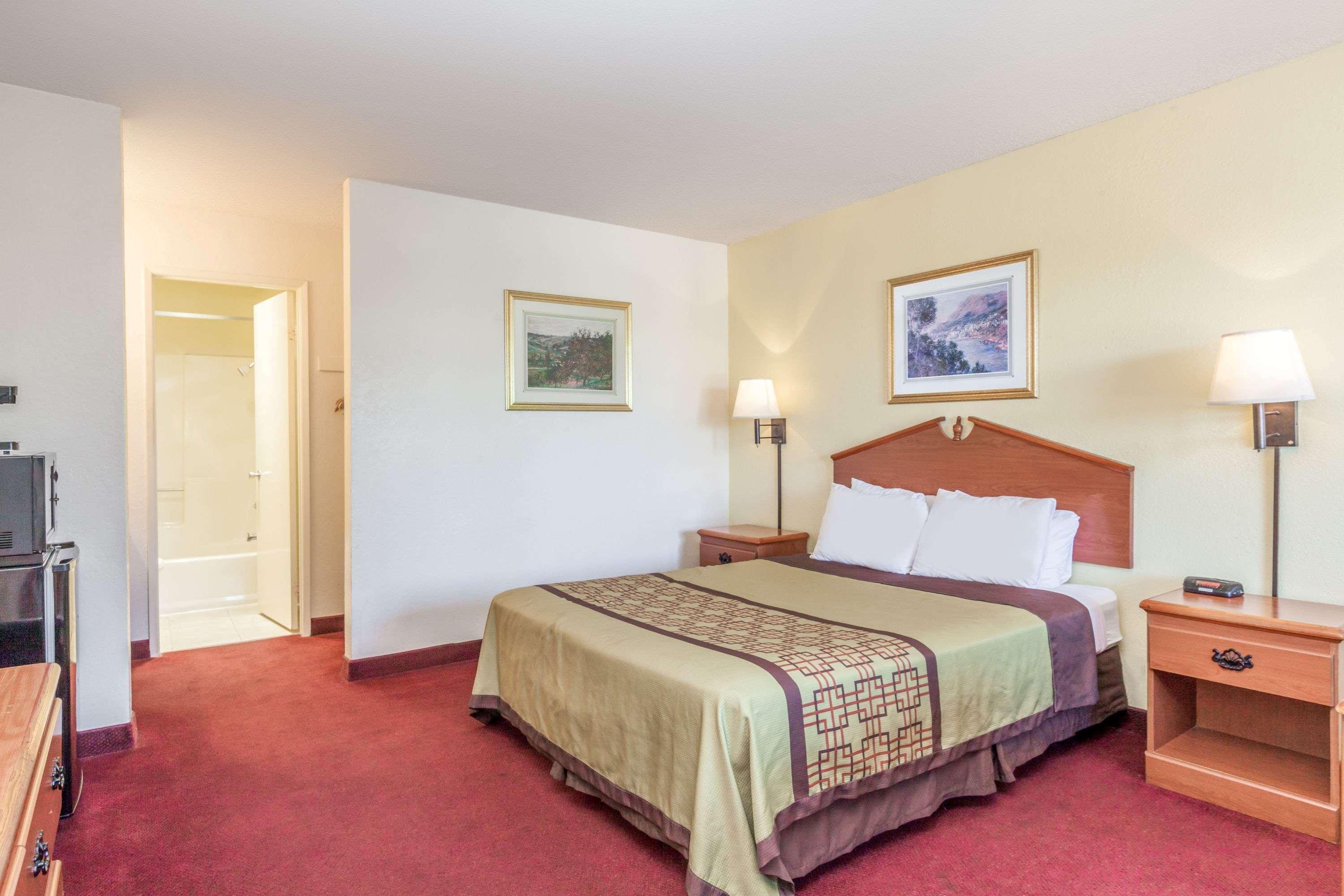 Super 8 By Wyndham Bakersfield/Central Exterior photo