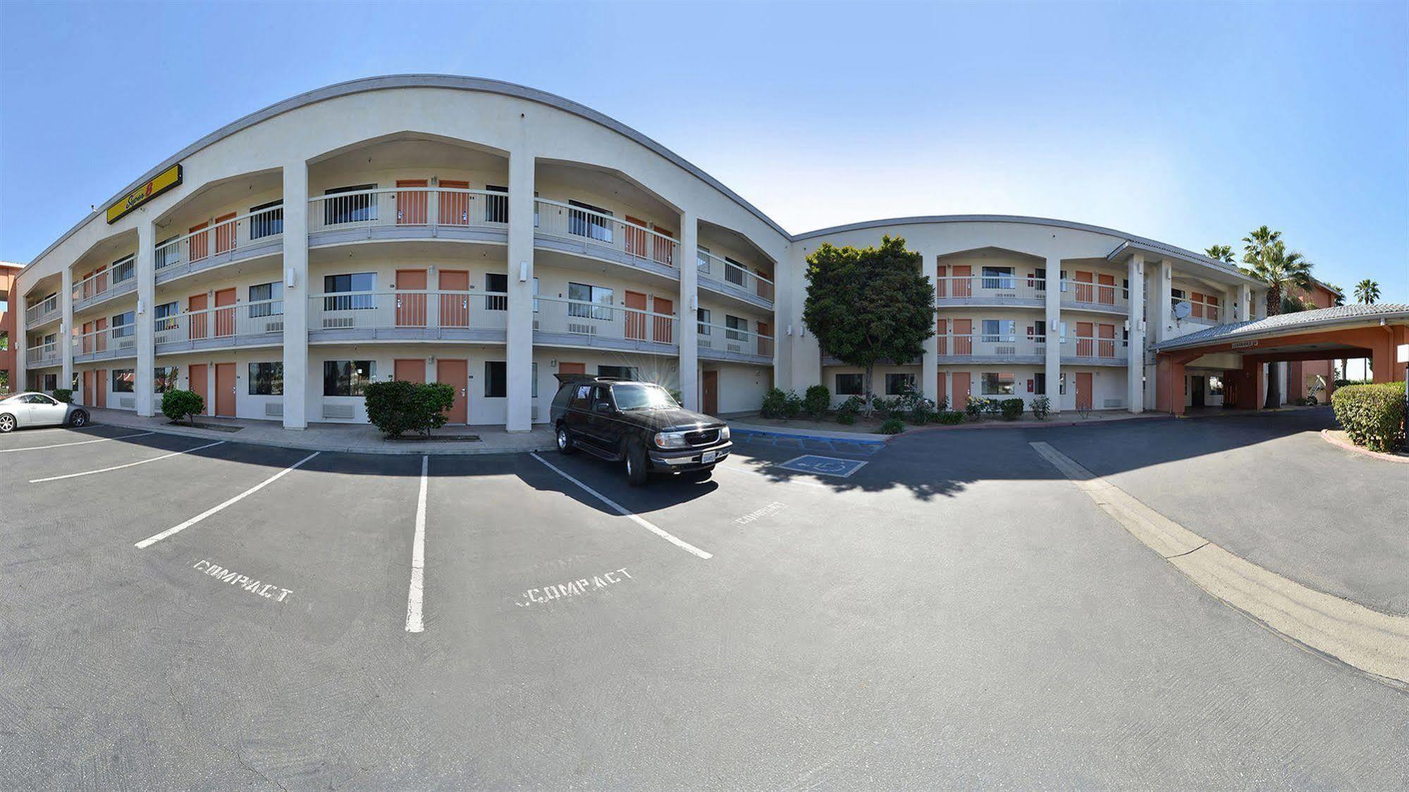 Super 8 By Wyndham Bakersfield/Central Hotel Exterior photo